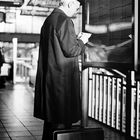 Alter Mann im Bahnhof - Foto Michael B. Rehders - Hamburg 1996