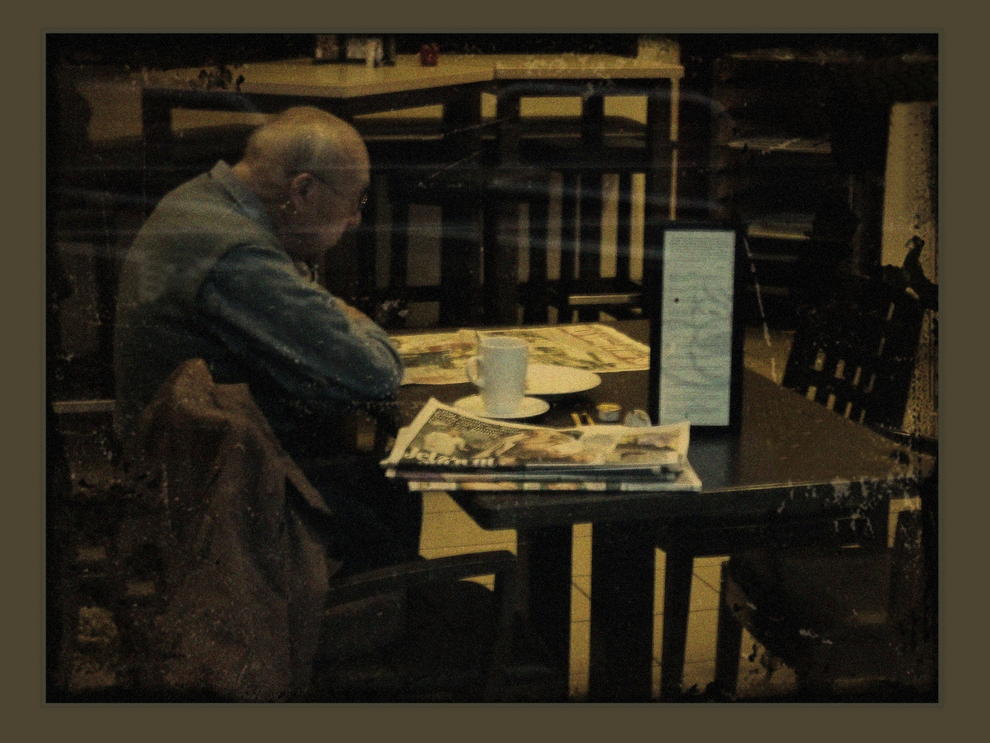 alter Mann im Café