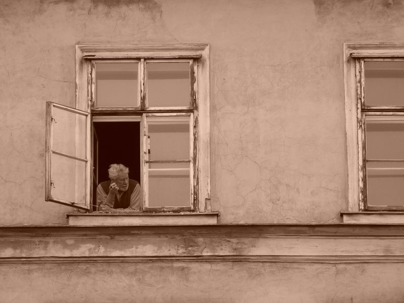 Alter Mann im Fenster