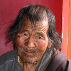 Alter Mann im Tempel am "Upper Pisang" (Himalaya)