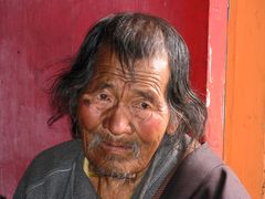 Alter Mann im Tempel am "Upper Pisang" (Himalaya)