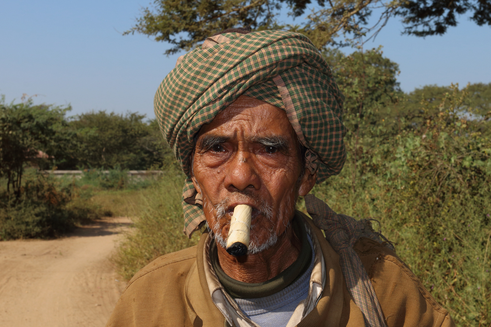 Alter Mann mit Cheroot