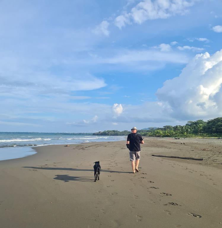 Alter Mann mit Hund am Meer