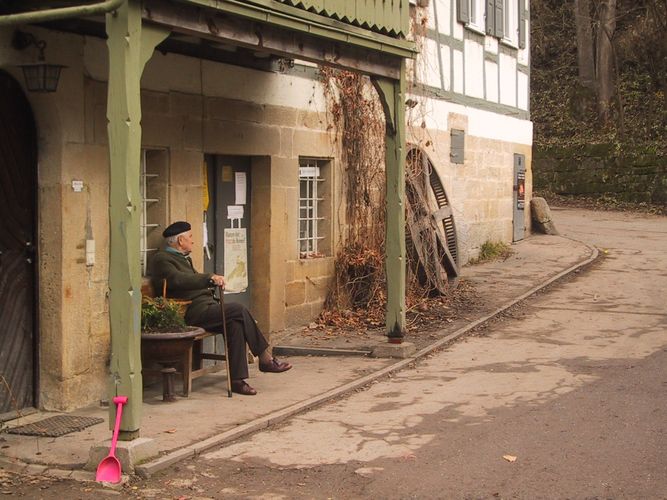 Alter Mann mit Schaufel