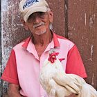 Alter Mann mit seinem Hahn