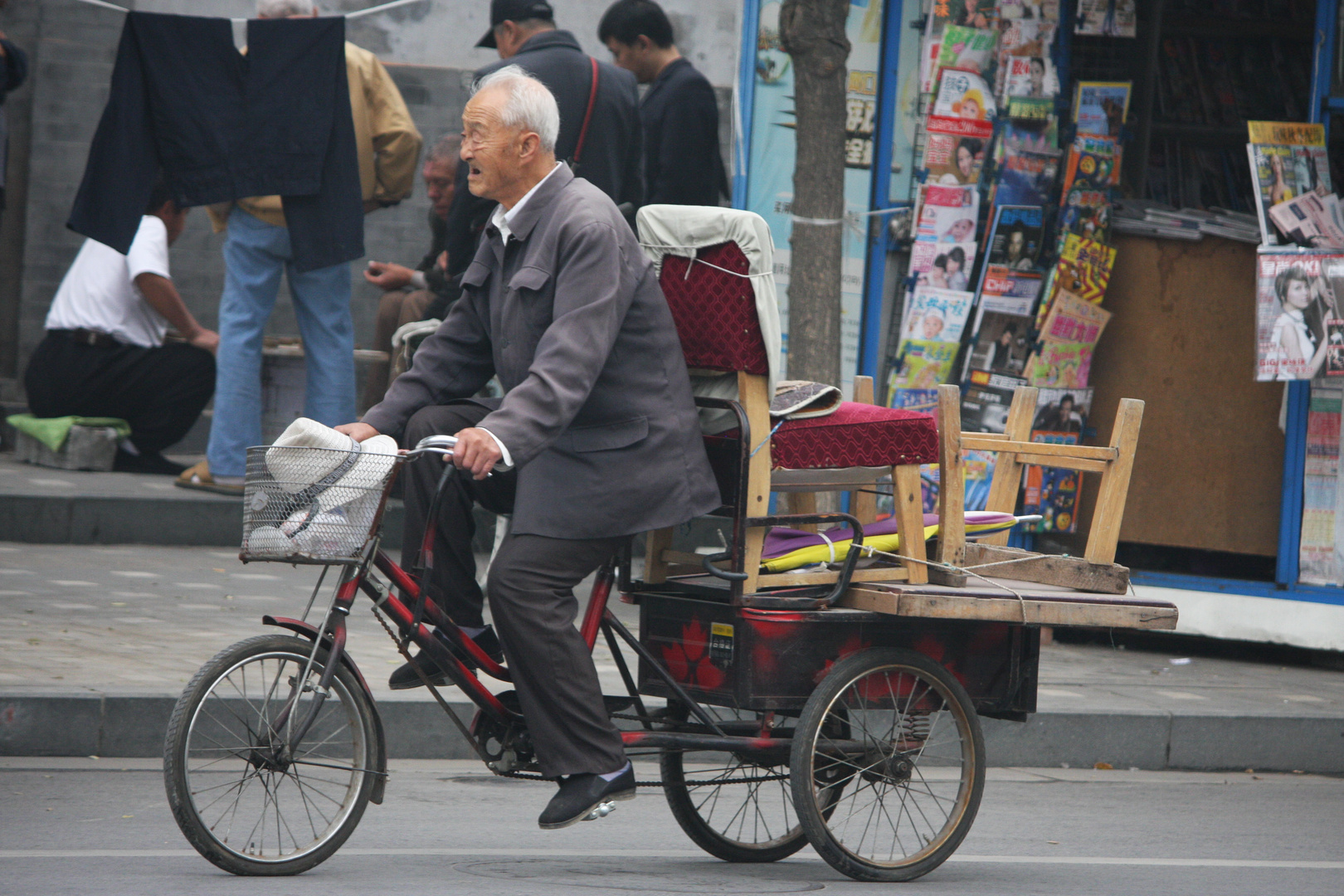 Alter Mann transportiert Stuhl