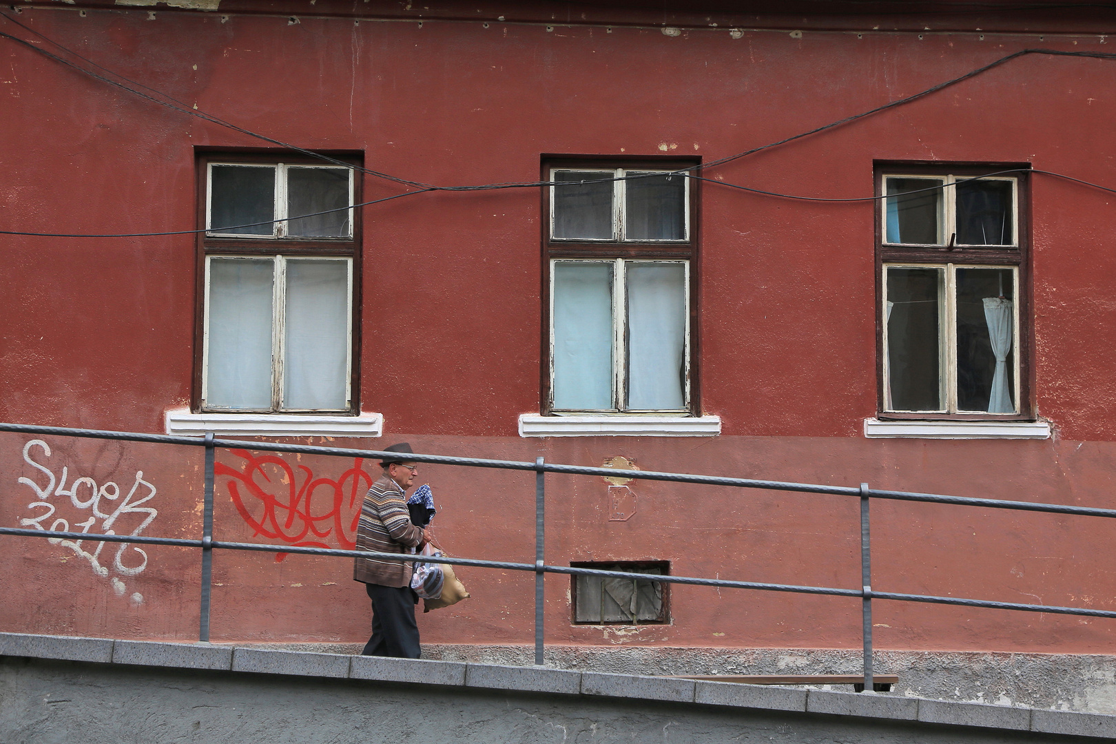 alter mann unter fenstern