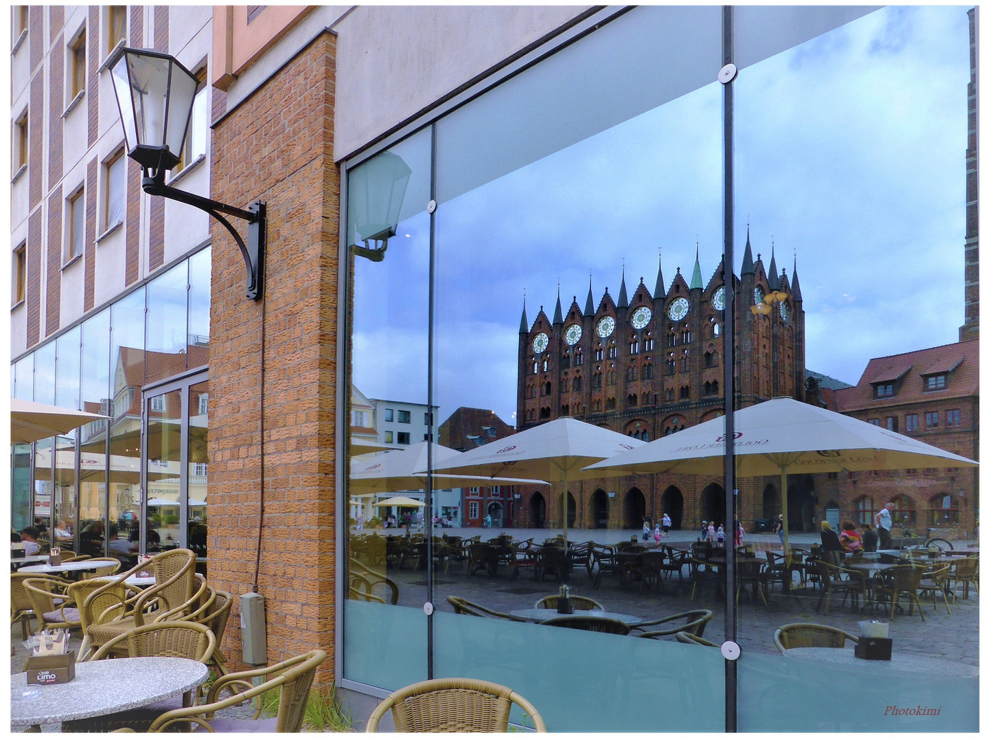 Alter Marktplatz mit dem Spiegelbild vom Rathaus