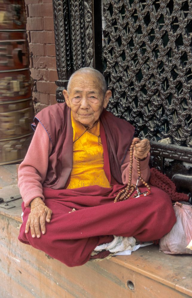 Alter Mönch vor dem Stupa von Bodnath