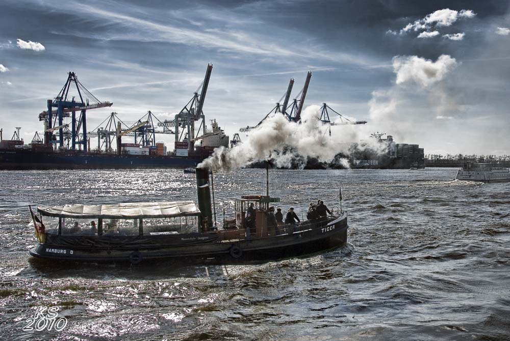 Alter Museumsdampfer auf der Elbe