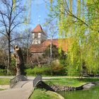 Alter Park mit Dorfkirche im Frühling....