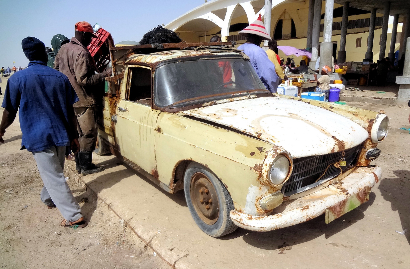 Alter Peugeot 404 Pickup tut noch seinen Dienst...