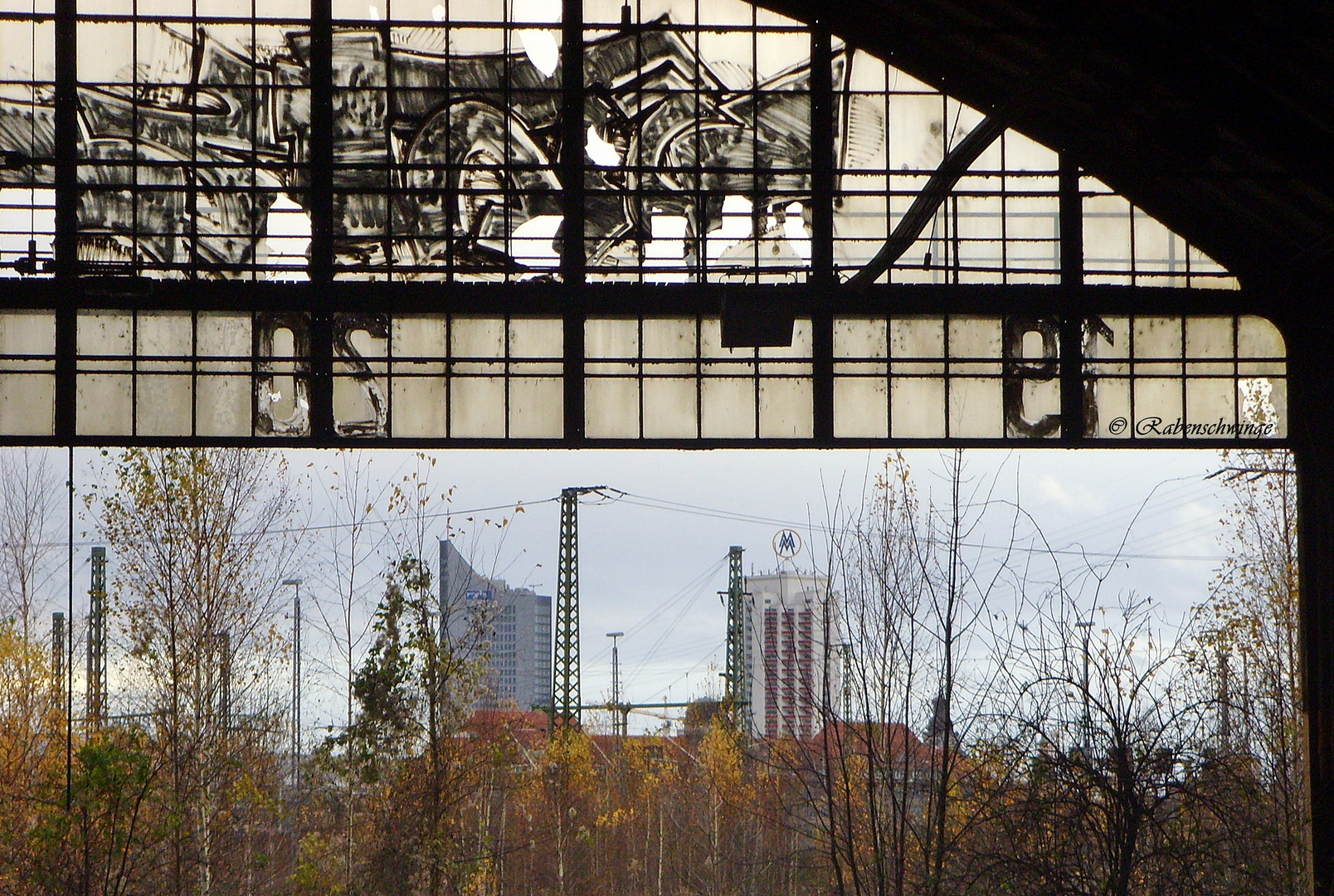 Alter Postbahnhof Leipzig - Mit Sicht zum MDR-Riesen und Messegebäude