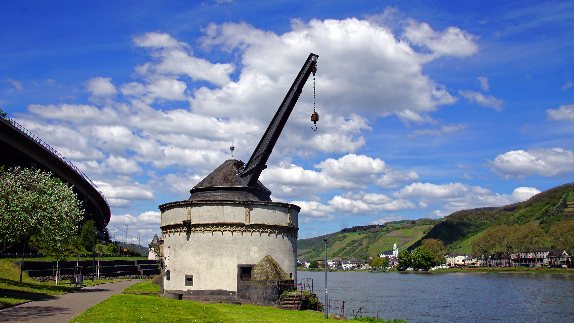 Alter Rheinkrahn am Andernacher Rheinufer