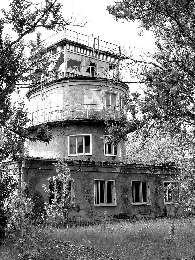 Alter russischer Flughafen-Tower in s/w