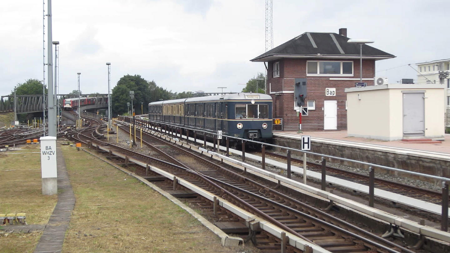 Alter S-Bahnzug fährt im Bahnhof Barmbek