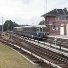 Alter S-Bahnzug fährt im Bahnhof Barmbek