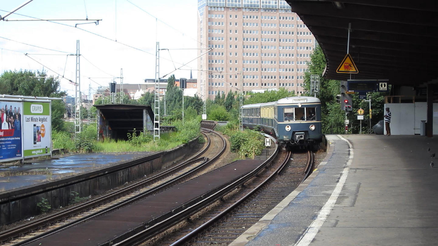 Alter S-Bahnzug fährt im Bahnhof Berliner Tor