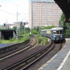 Alter S-Bahnzug fährt im Bahnhof Berliner Tor