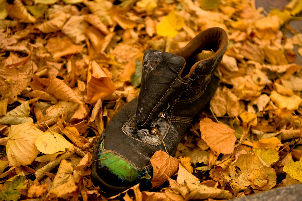 Alter Schuh am Straßenrand