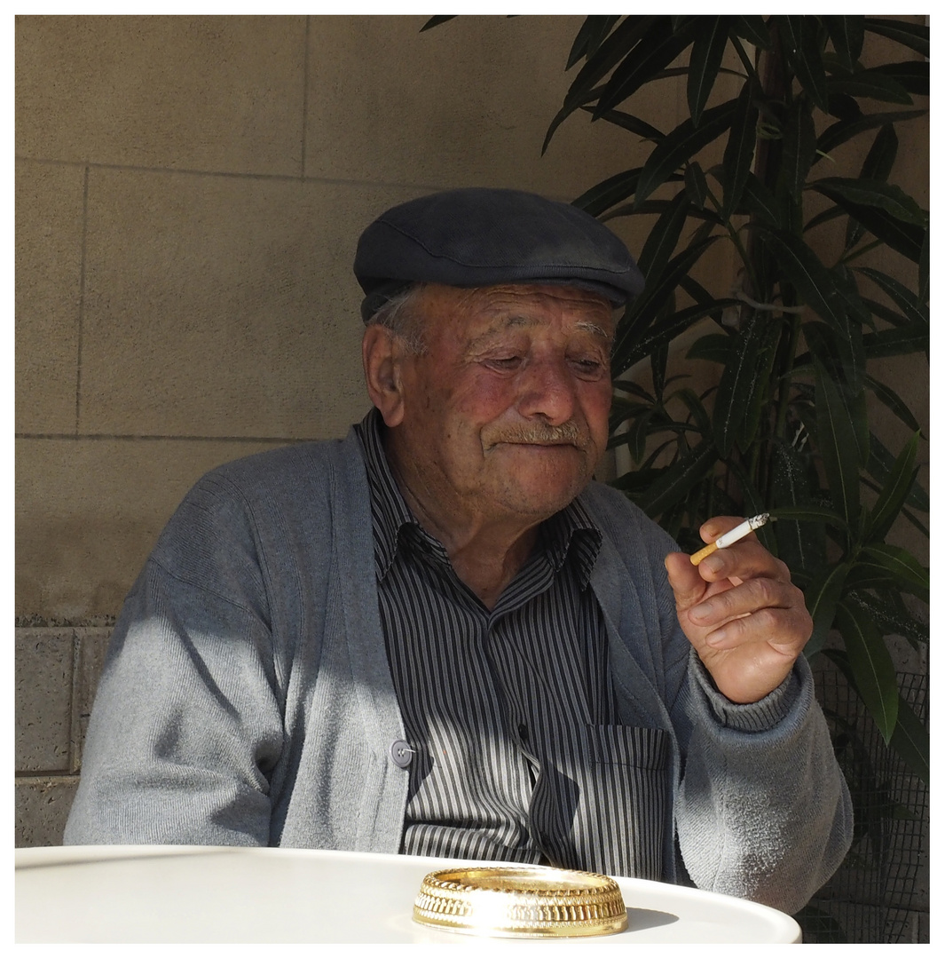 Alter Sizilianer beim Rauchen