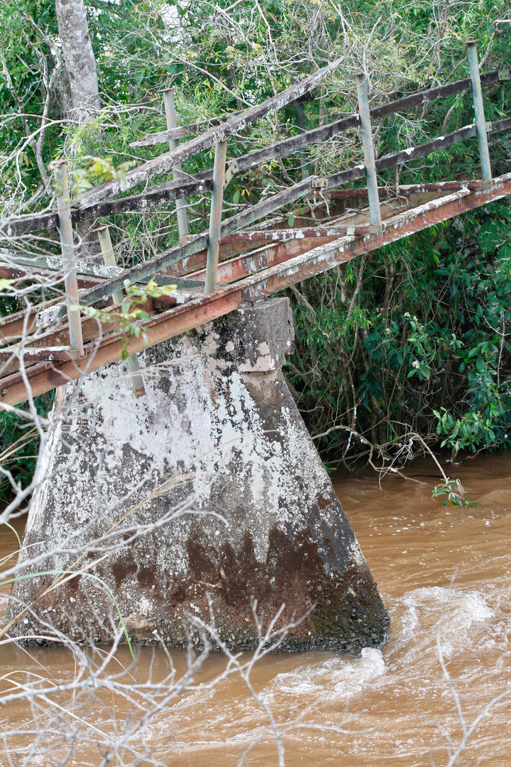 Alter Steg am Parna über den Iguazu Wasserfällen