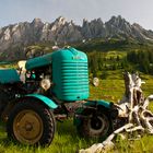 Alter Steyr-Traktor im Hintergrund Mandlwand