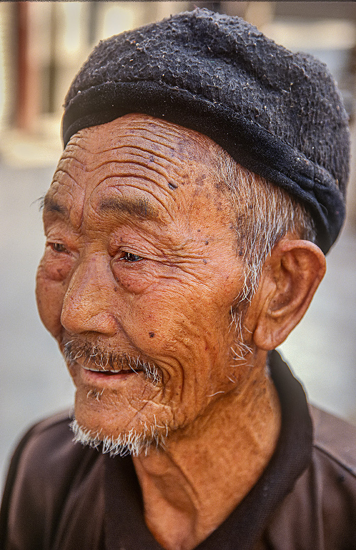 Alter Straßenhändler in Yunnan