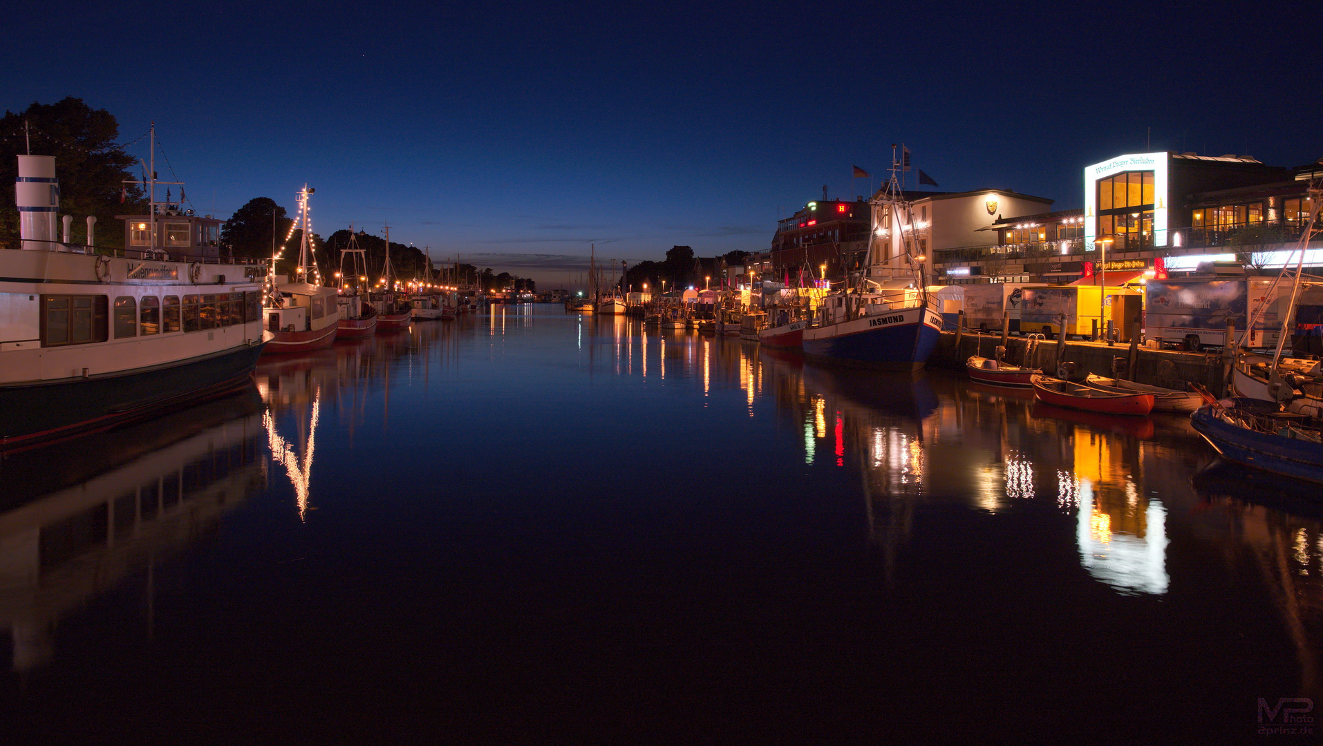 Alter Strom in der Nacht