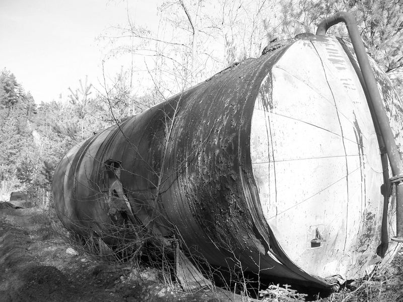 Alter Tank in einem Tagebau