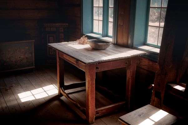 Alter Tisch am Fenster