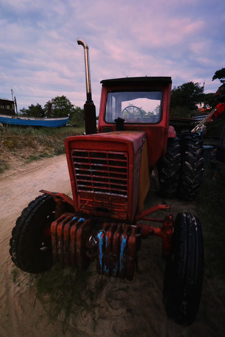 Alter Traktor am Strand