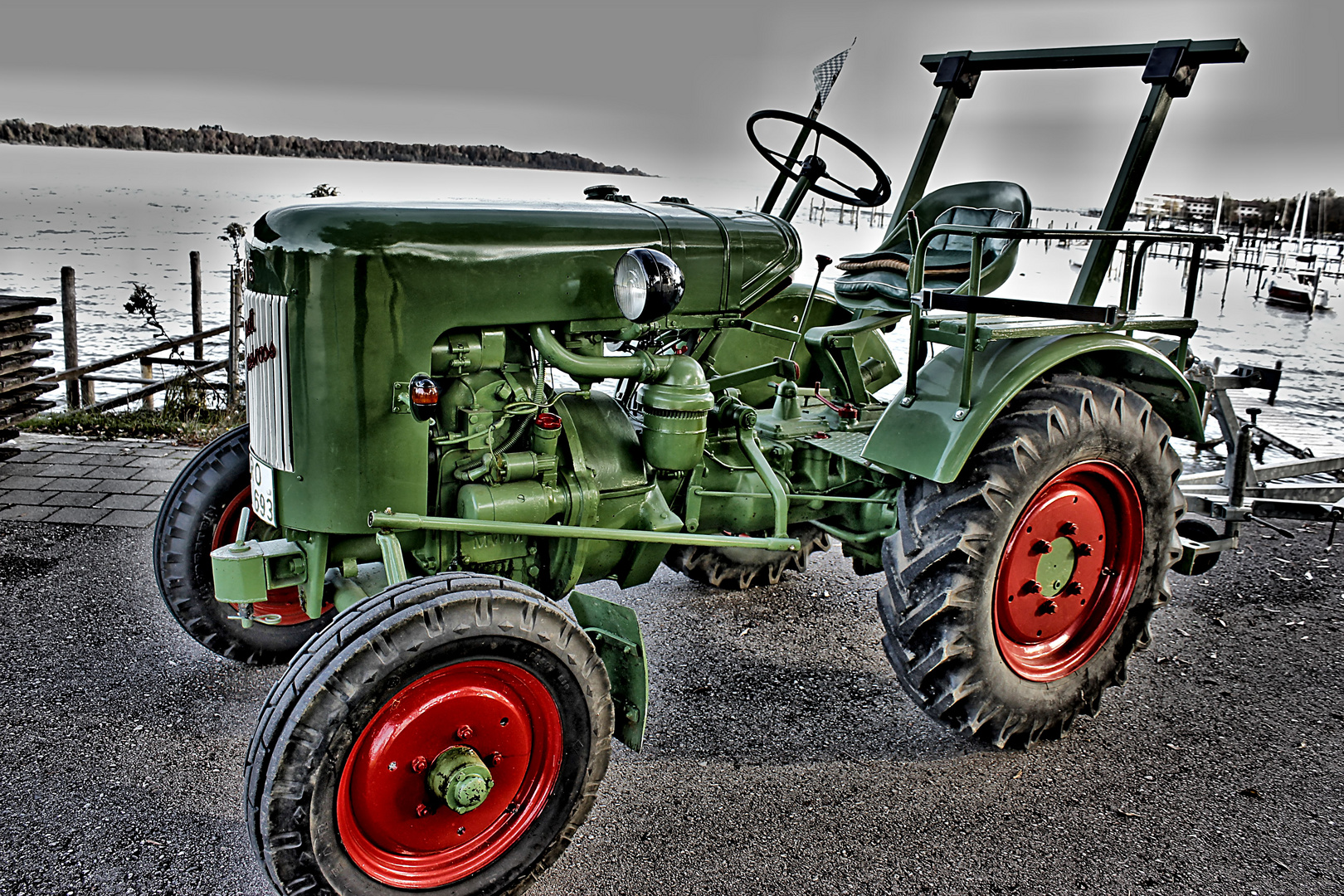 Alter Traktor in HDR