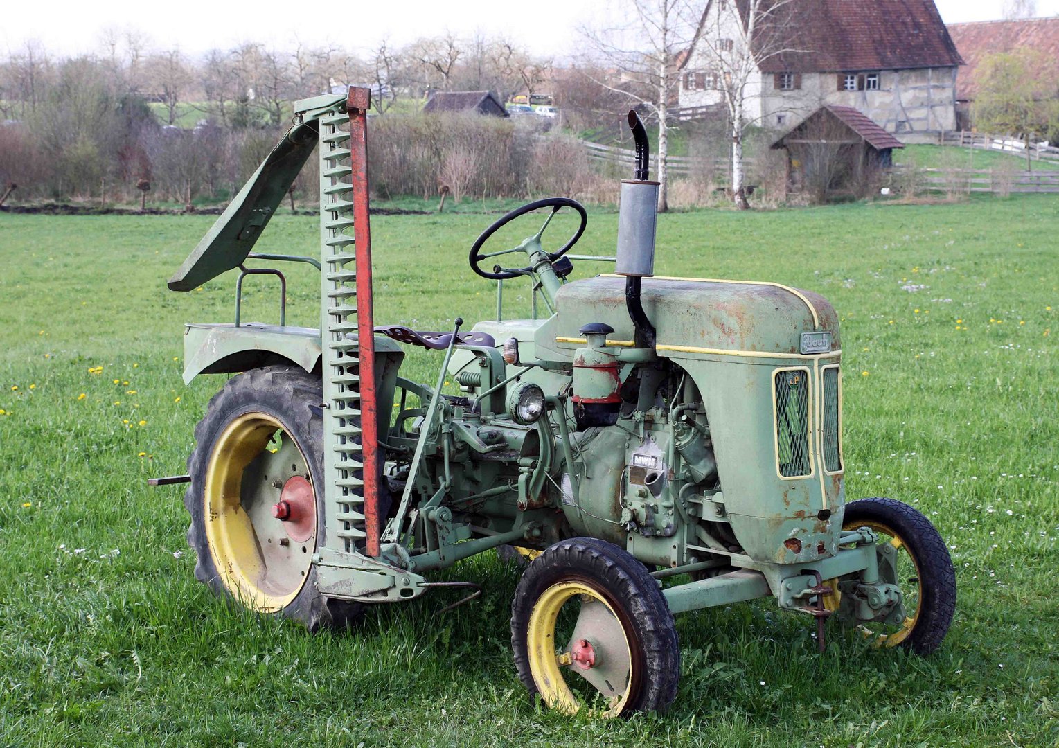 Alter Traktor mit Mähwerk im Bauernmuseum in Kürnbach Foto & Bild