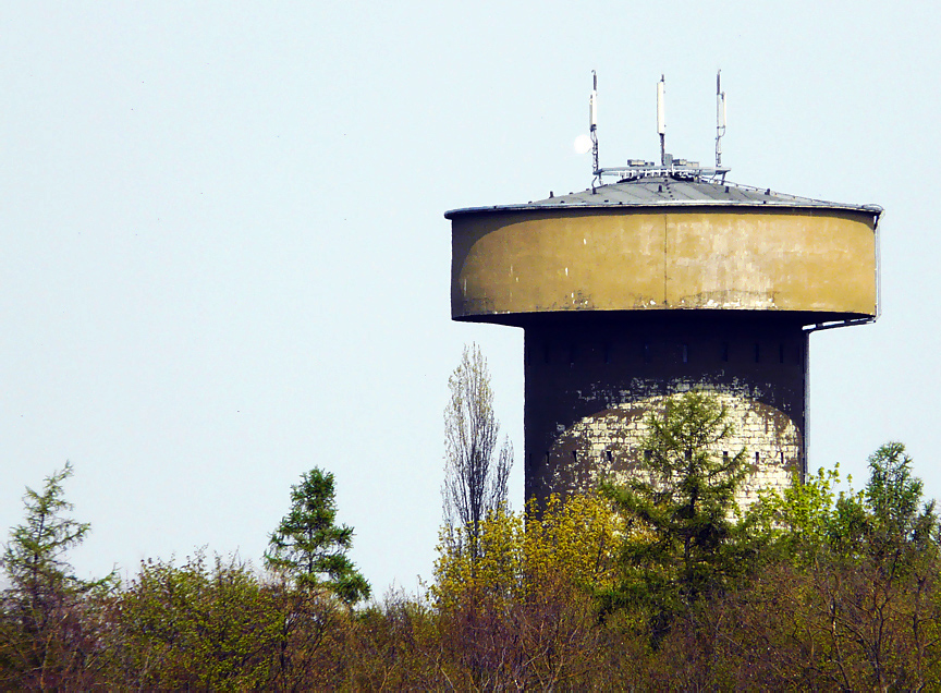 Alter Turm mit moderner Technik