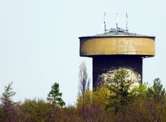 Alter Turm mit moderner Technik