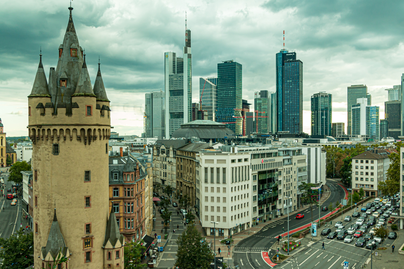 Alter Turm - neue Türme (Frankfurt)