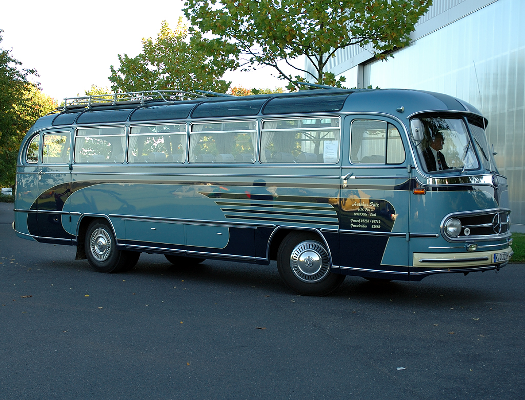 Alter und formschöner Mercedes-Bus O 321 H