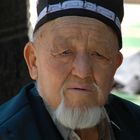 Alter Usbeke mit typischer Kopfbedeckung in Schar-e-Zabs