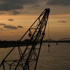 Alter Verladekran vor der Großbaustelle des Rheinauhafens. Blick auf den Rhein nach Deutz