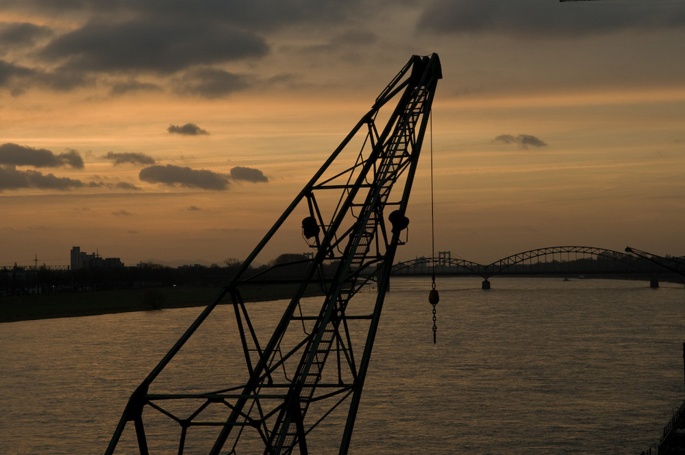 Alter Verladekran vor der Großbaustelle des Rheinauhafens. Blick auf den Rhein nach Deutz