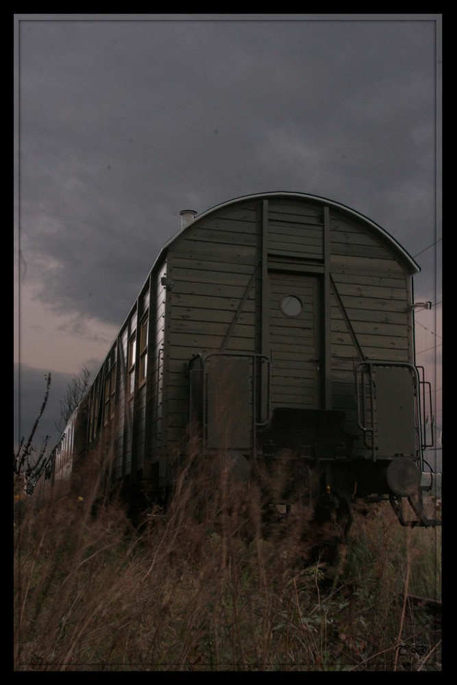 Alter Waggon unter dunklen Wolken