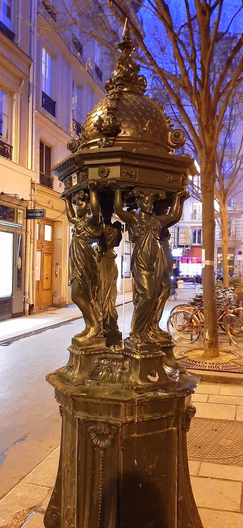 Alter Wallacebrunnen in Paris