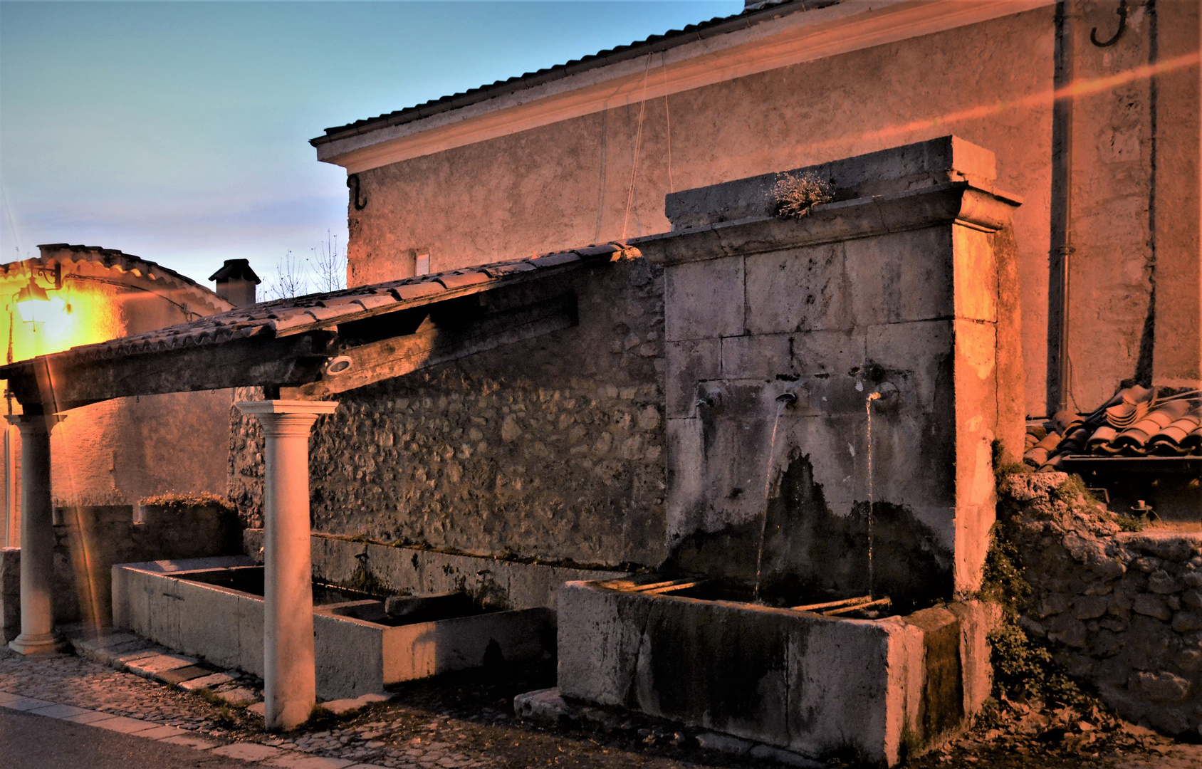 Alter Waschbrunnen  im Abendlicht...Vaucluse Haute Provence