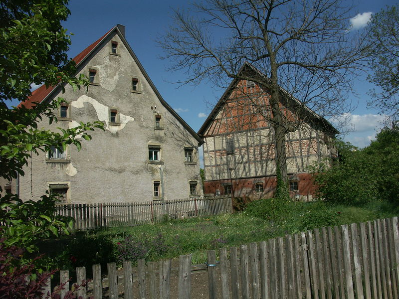 Alter Zaum mit altem Haus