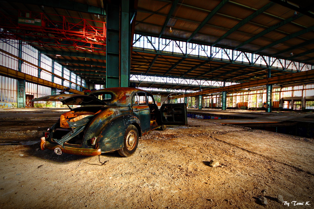 Altes Auto in verlassenen Bahnhallen