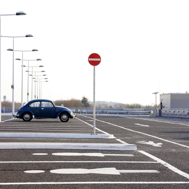 altes Auto - moderne Gesellschaft