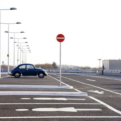 altes Auto - moderne Gesellschaft