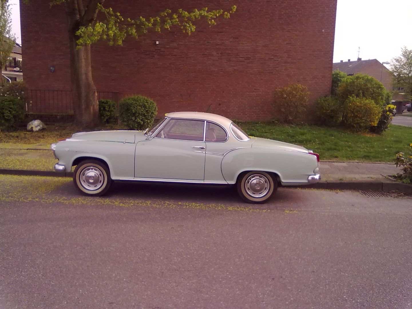 Altes Auto vor altem Baum vor altem Haus