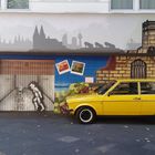 Altes Auto vor bemalter Wand